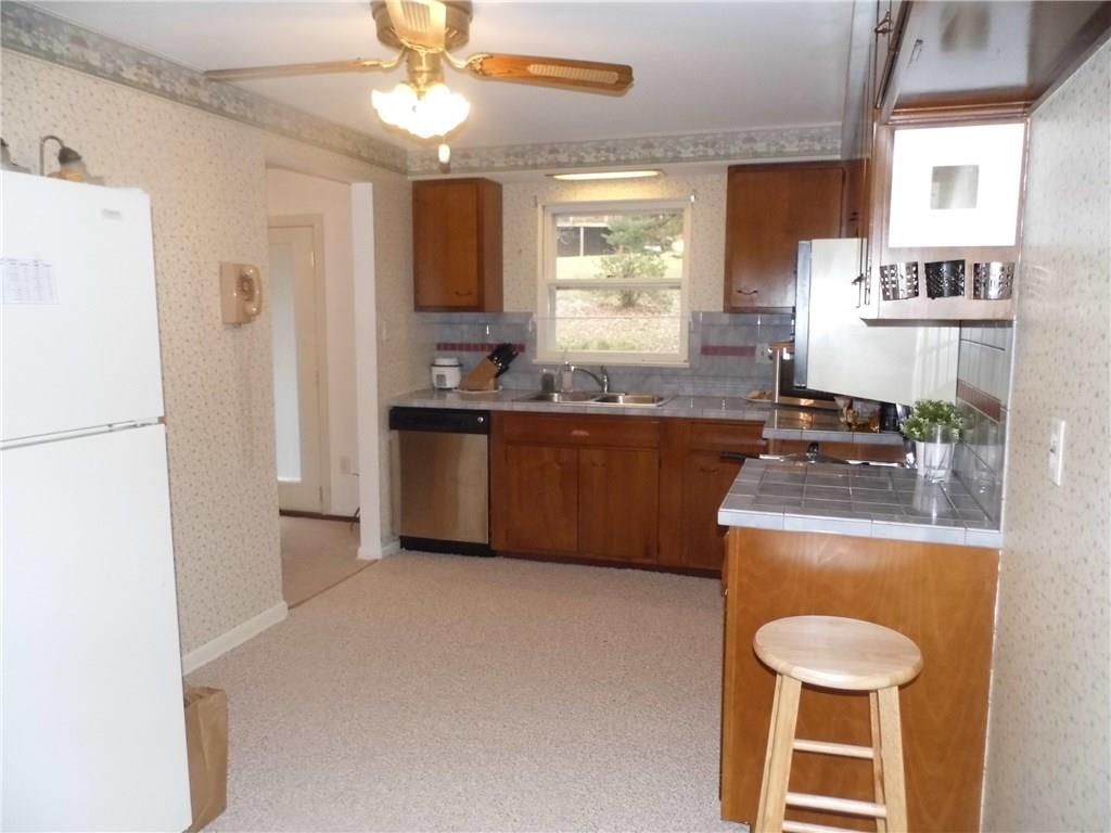 111 South Jamestown Road Coraopolis, PA 15108 - Photo 6 of 12 WONDERFULL (EATIN KITCHEN) - CERAMIC BACKSPLASH