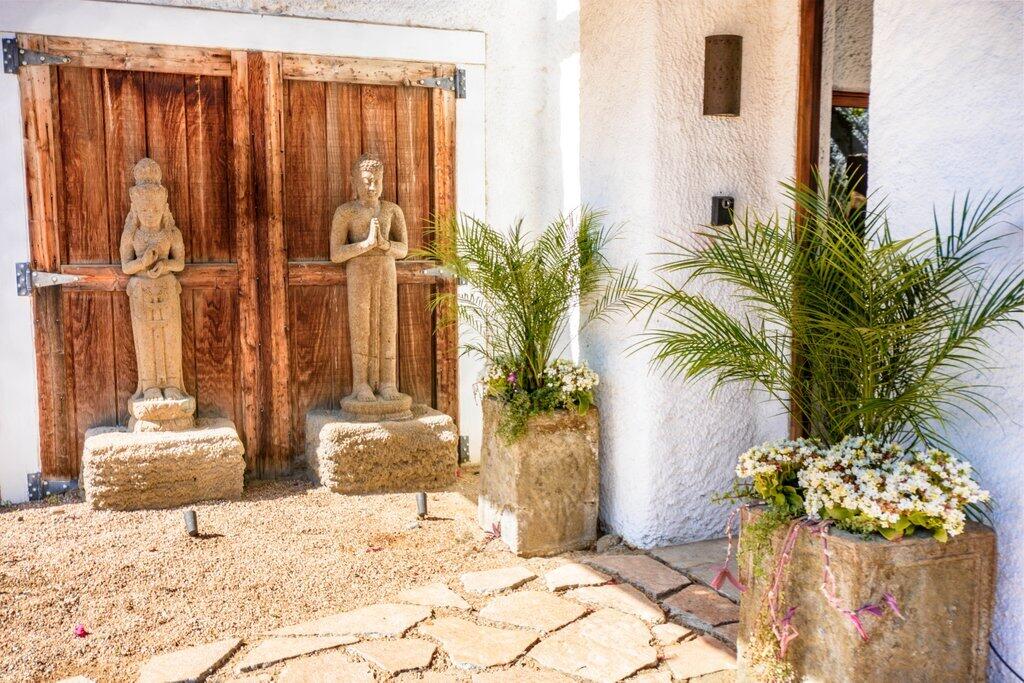 71607 Sahara Road Rancho Mirage, CA 92270 - Photo 6 of 118 SA - 6.jpg-entry -statues