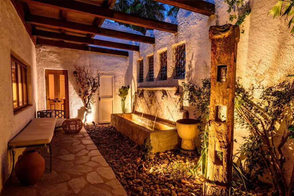 71607 Sahara Road Rancho Mirage, CA 92270 - Photo 9 of 118 SA - 57.jpg-entry courtyard-twilight