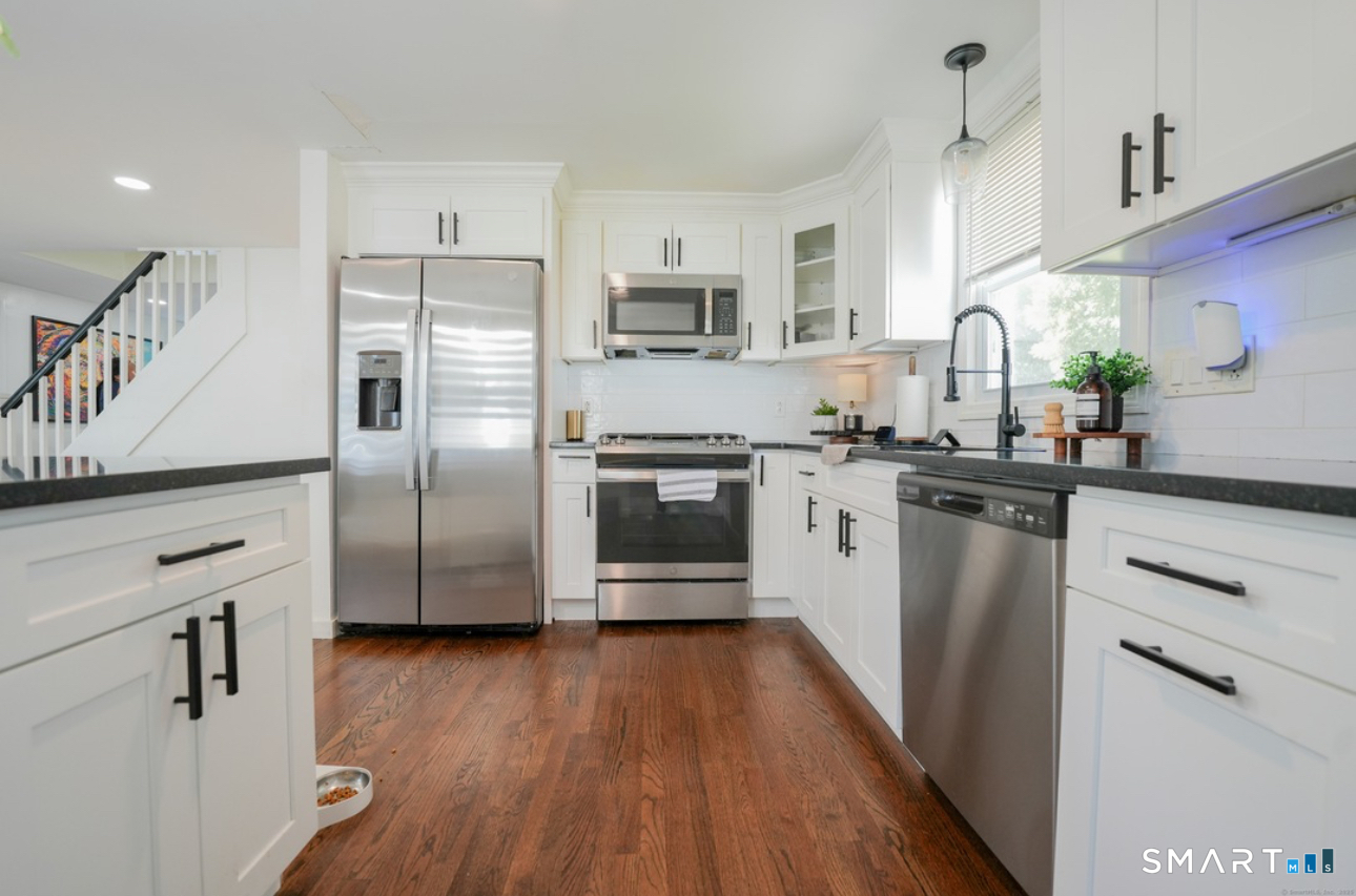 37 Quaker Road Hamden, CT 06517 - Photo 4 of 19