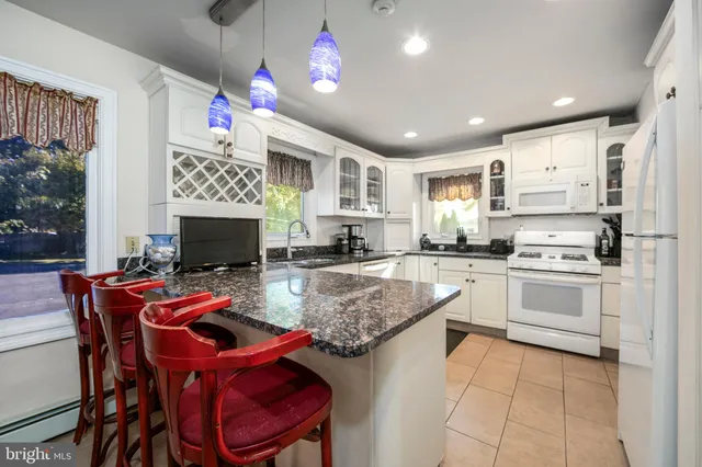 a bed room with a bed and a closet