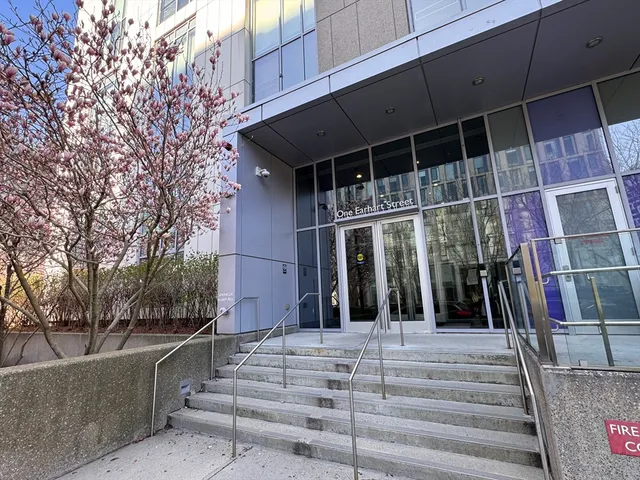 a view of entryway with a front door