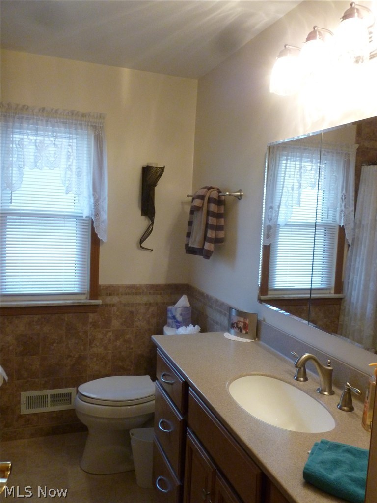 6390 Manchester Road Parma, OH 44129 - Photo 22 of 34