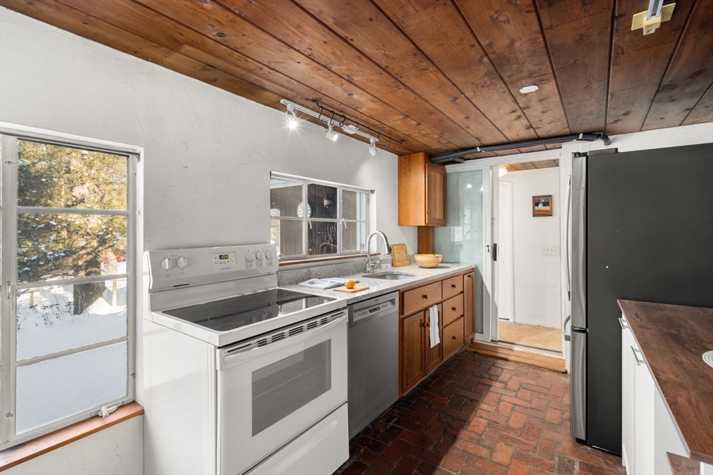 77 Old County Road Waltham, MA 02451 - Photo 8 of 25 Gallery Image 8