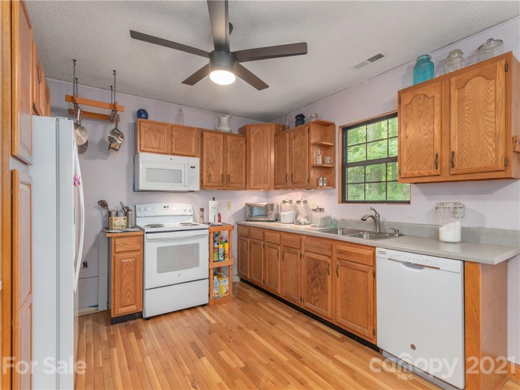 1050 Sharon Ridge Road Fairview, NC 28730 - Photo 9 of 24 Gallery Image 9