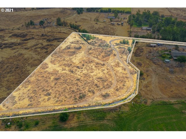 Joy Hermiston, OR 97838 - Photo 6 of 13 a view of a dry yard with wooden fence
