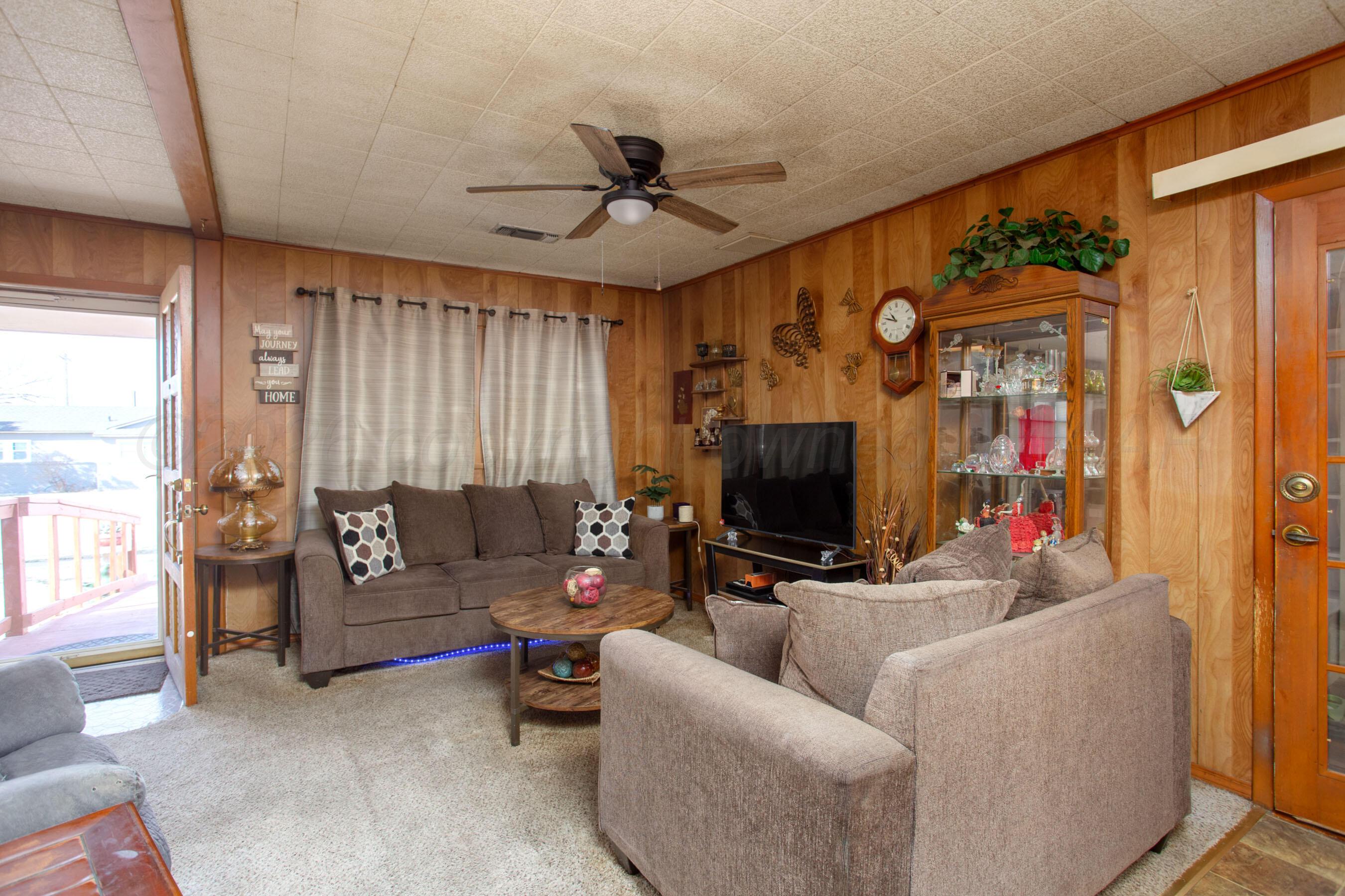 4413 South Fannin Street Amarillo, TX 79110 - Photo 3 of 26 Living Room Main