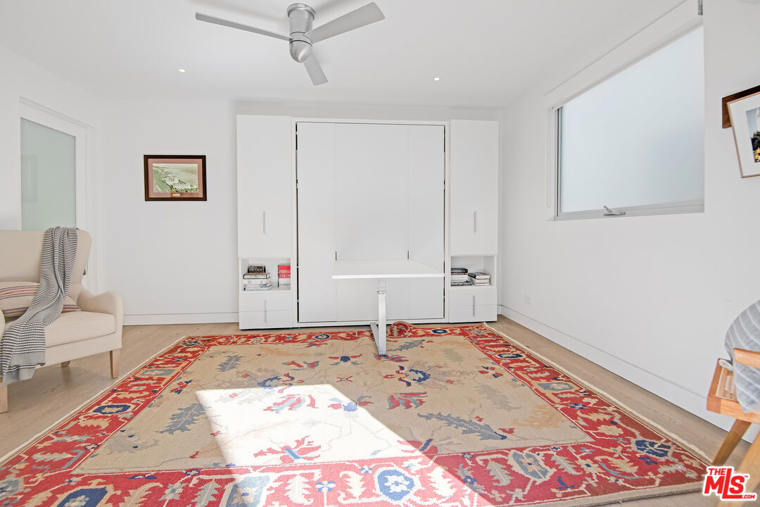 23536 Malibu Colony Road Malibu, CA 90265 - Photo 38 of 44 a bedroom with a bed and a lamp