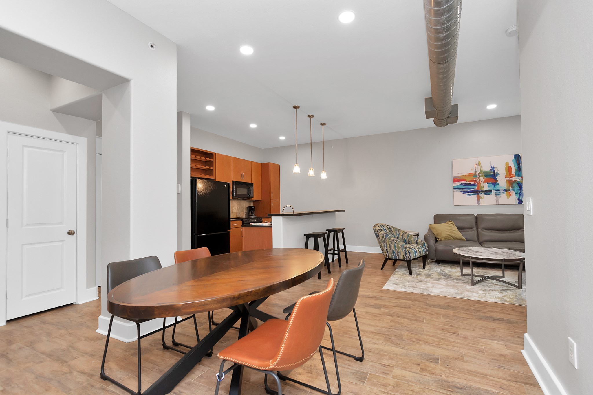 1901 Post Oak Boulevard, Unit 3113 Houston, TX 77056 - Photo 11 of 34 There is seating available both at the island and in the dining area. Enjoy your coffee and bagel before work at the island and your Sunday morning pancake breakfast at the dining table with your love one.