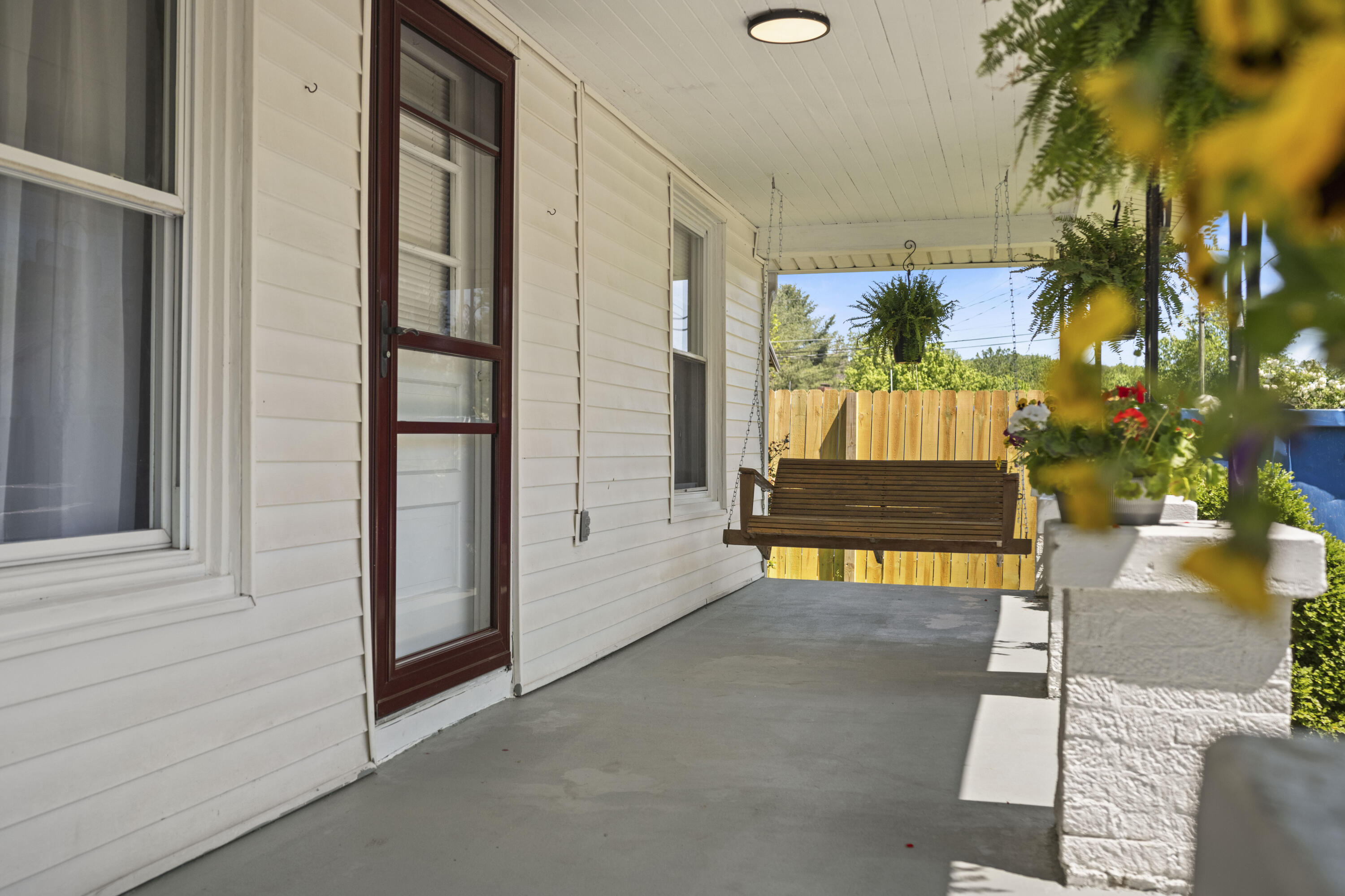 1210 South Irvine Road Irvine, KY 40336 - Photo 4 of 27 20260420-1210-S-Irvine-Rd-fh-016