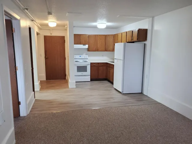 $929 | 215 Linden Avenue West, Winsted, MN 55395