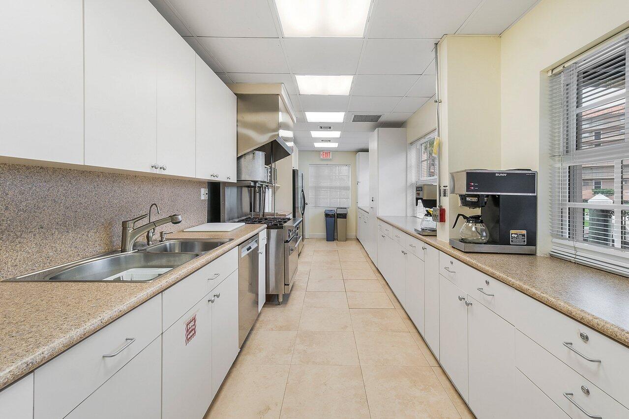 2871 North Ocean Boulevard, Unit R444 Boca Raton, FL 33431 - Photo 33 of 38 Community Kitchen