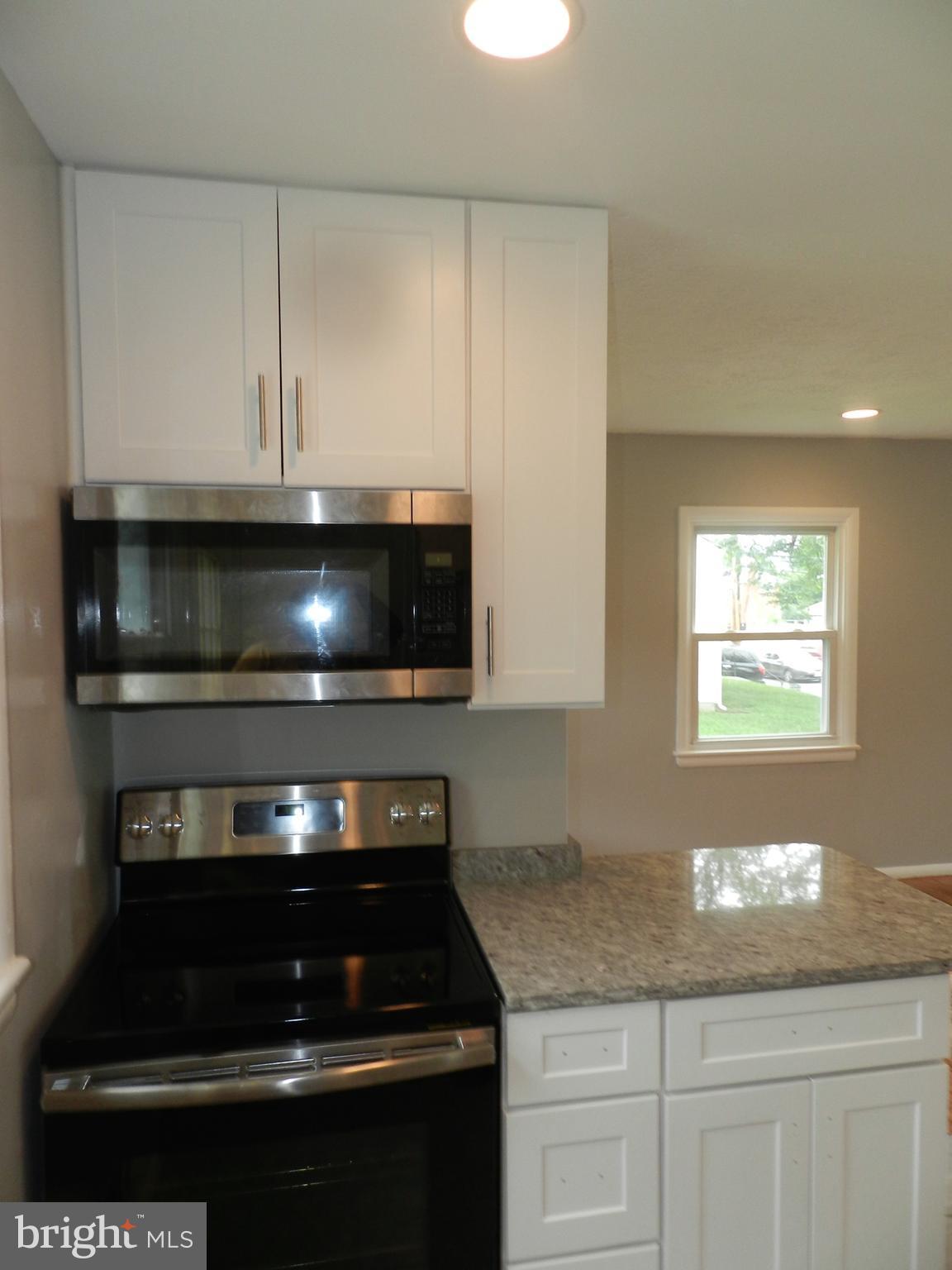 3902 92nd Avenue Springdale, MD 20706 - Photo 6 of 16 Kitchen Oven