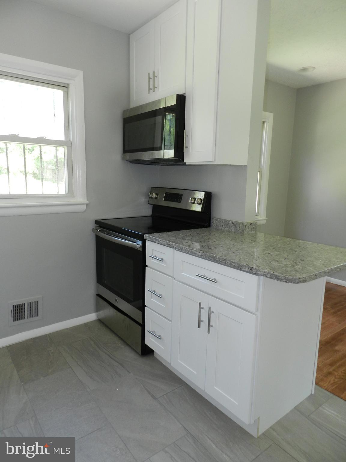 3902 92nd Avenue Springdale, MD 20706 - Photo 8 of 16 Kitchen bar