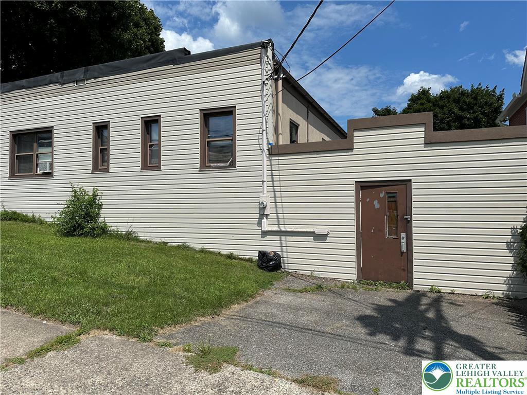 527 Division Street Bangor, PA 18013 - Photo 1 of 5