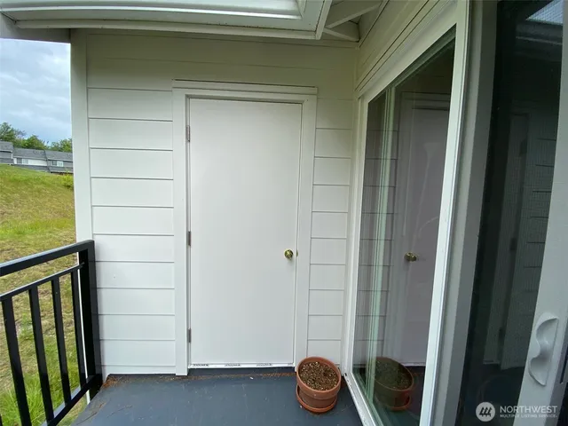 a view of an entryway of the house