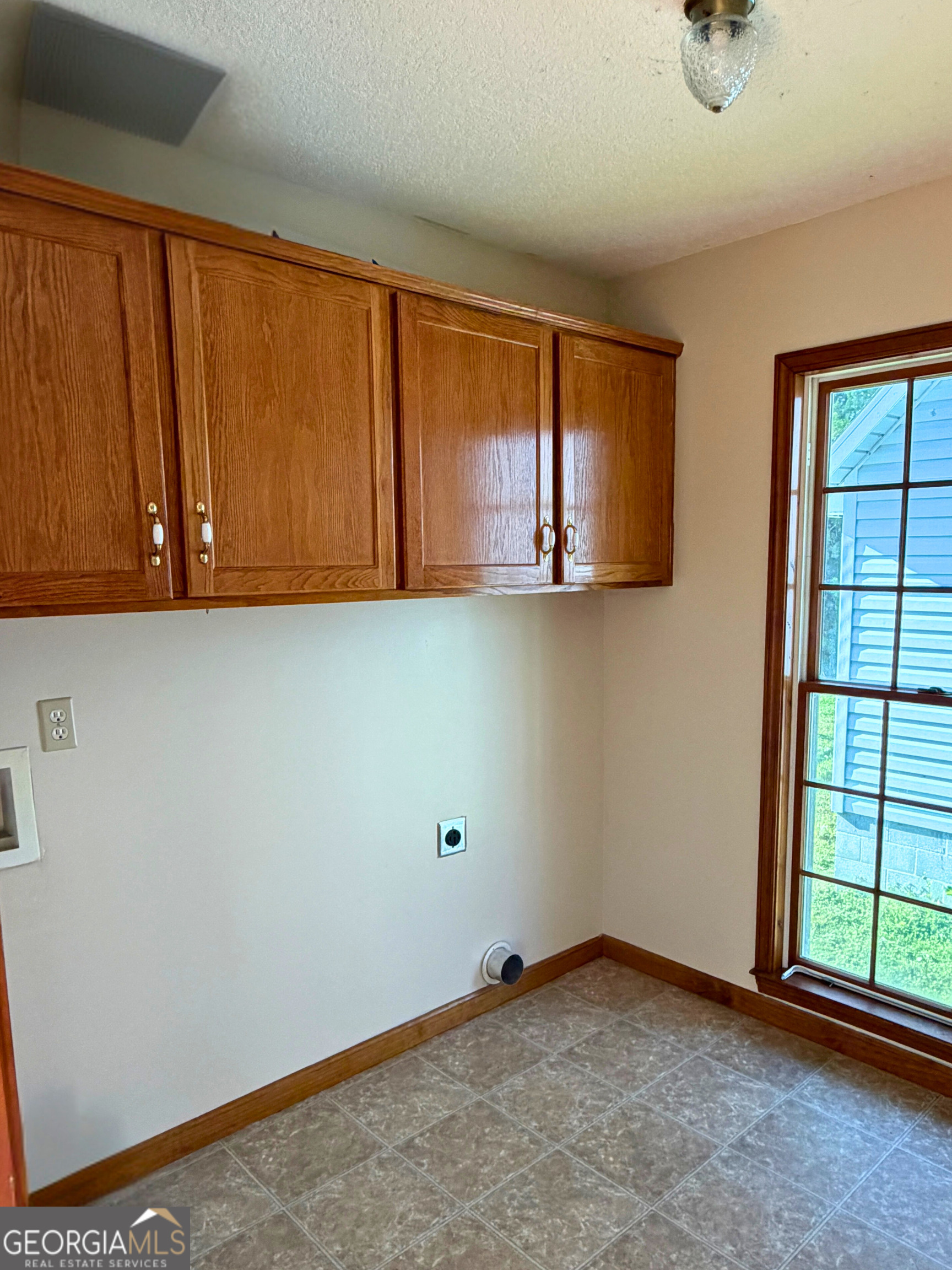 1818 Union Carbide Road Woodbine, GA 31569 - Photo 14 of 33 a view of a room with window and cabinet