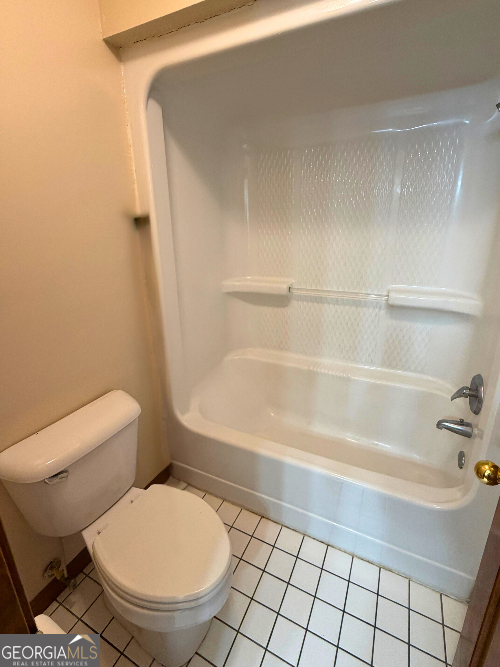 1818 Union Carbide Road Woodbine, GA 31569 - Photo 24 of 33 a bathroom with a toilet and a bath tub