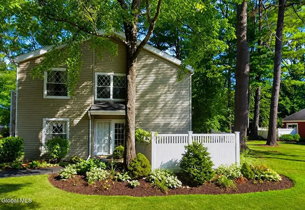 $319,000 | 7 Spruce Court, Bethlehem, NY 12054