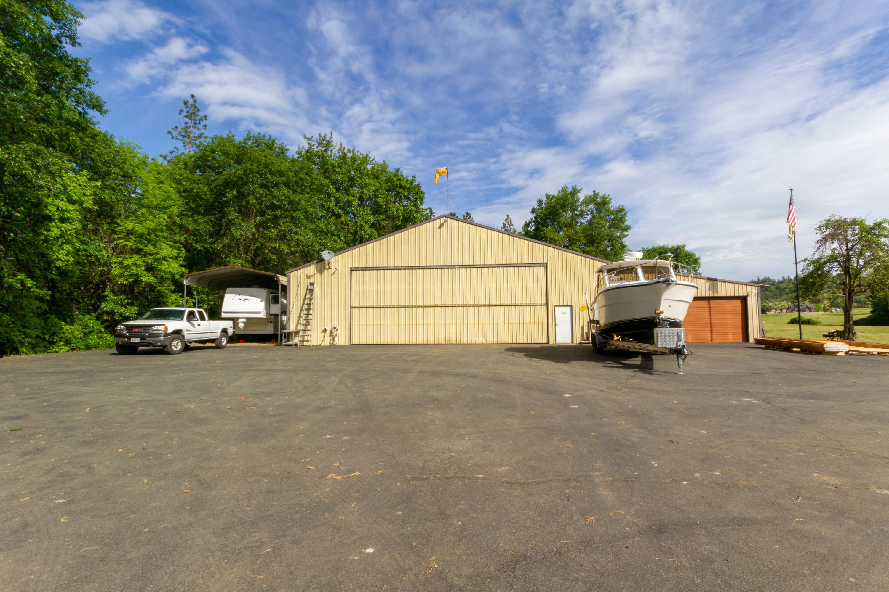 6166 Beagle Road White City, OR 97503 - Photo 38 of 47 Front of hangar all paved