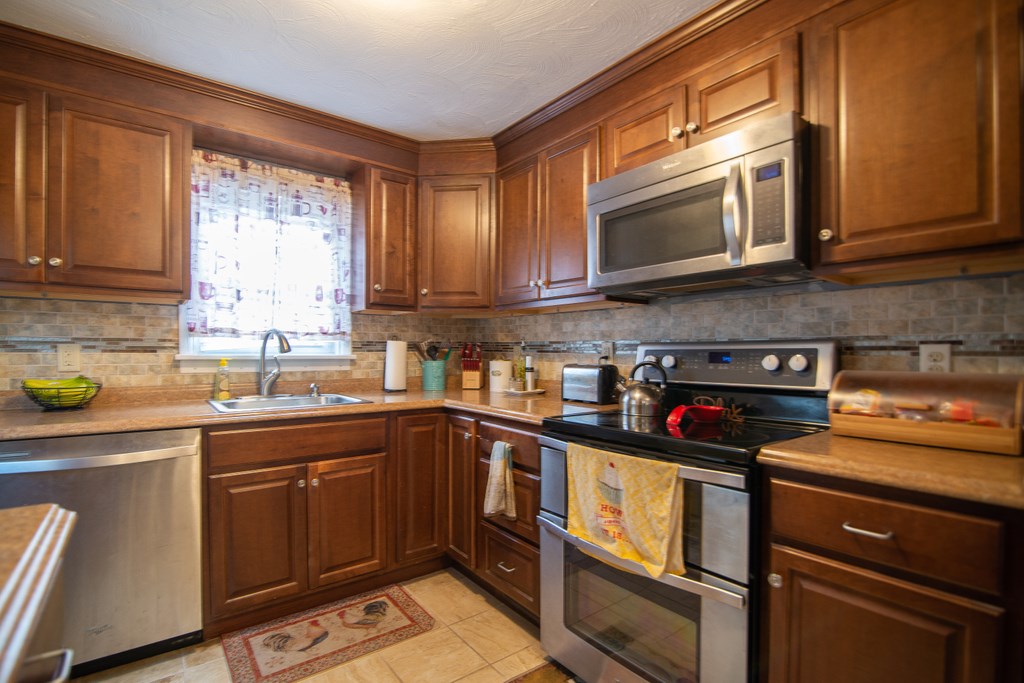 15 Tucker Road Smithfield, RI 02828 - Photo 5 of 28
