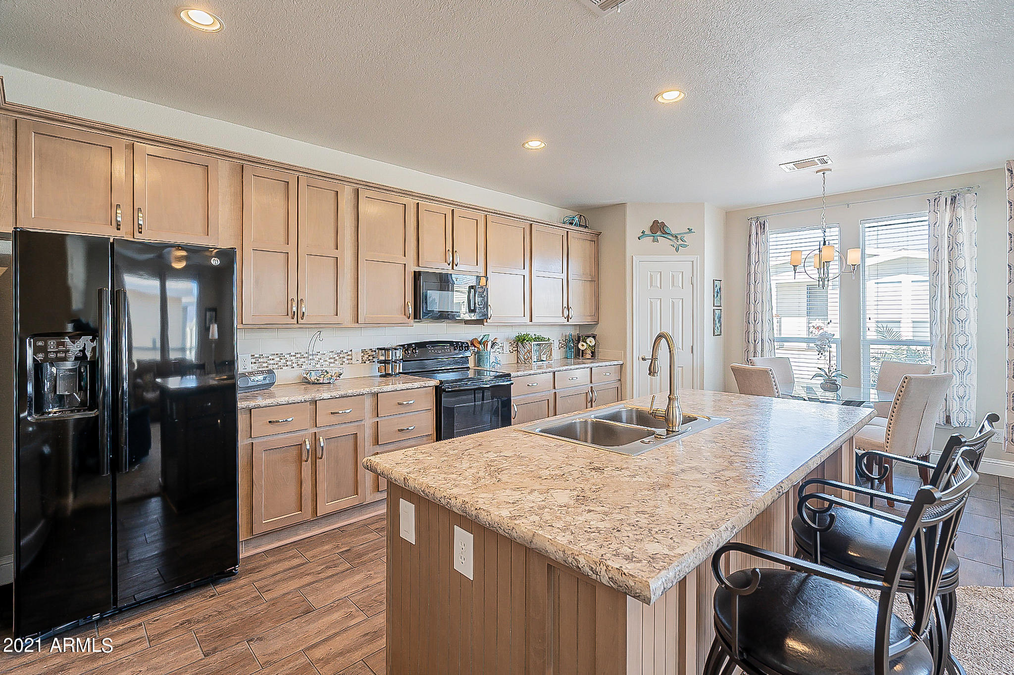 3301 South Goldfield Road, Unit 6062 Apache Junction, AZ 85119 - Photo 7 of 26 Large Kitchen