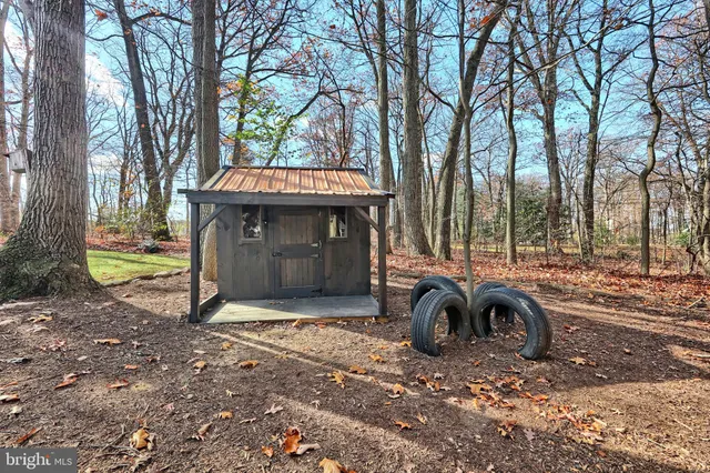 a view of backyard of the house