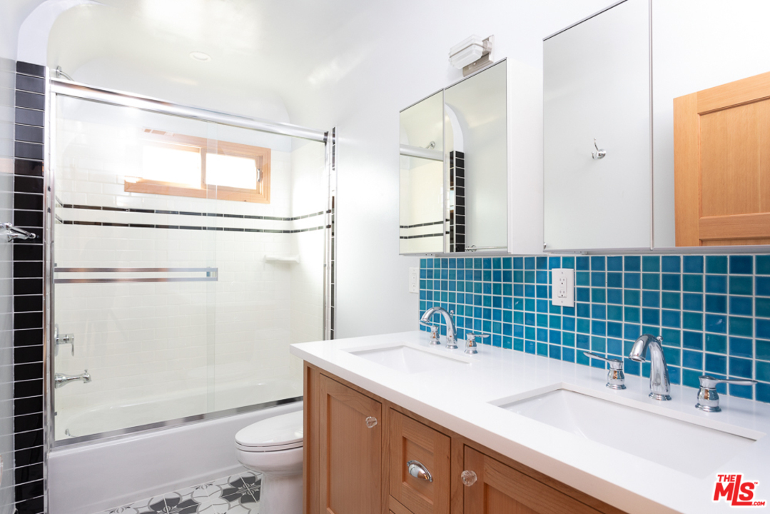 3009 Virginia Road Los Angeles, CA 90016 - Photo 6 of 8 a bathroom with a sink toilet and shower