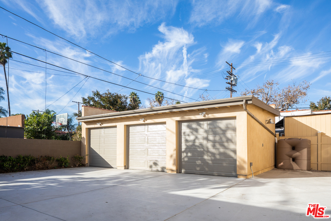 3009 Virginia Road Los Angeles, CA 90016 - Photo 8 of 8 a view of a house with a garage