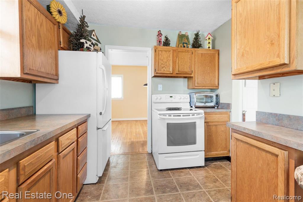1186 Harvard Road Berkley, MI 48072 - Photo 10 of 26