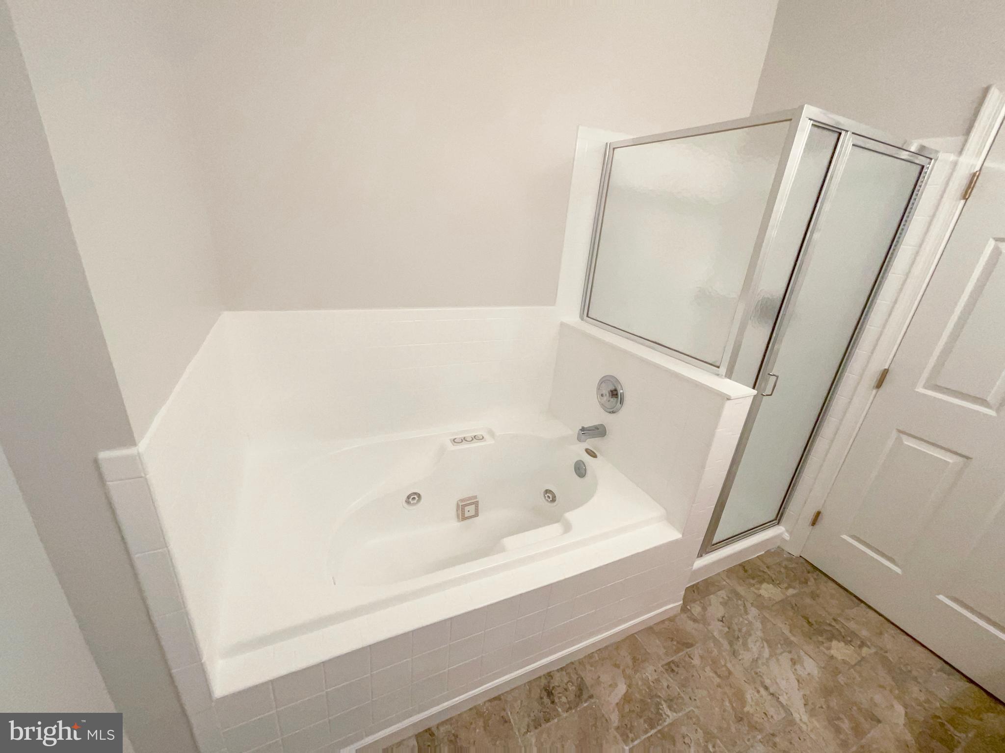 14272 Glade Spring Drive Centreville, VA 20121 - Photo 7 of 46 a bathroom with a bathtub