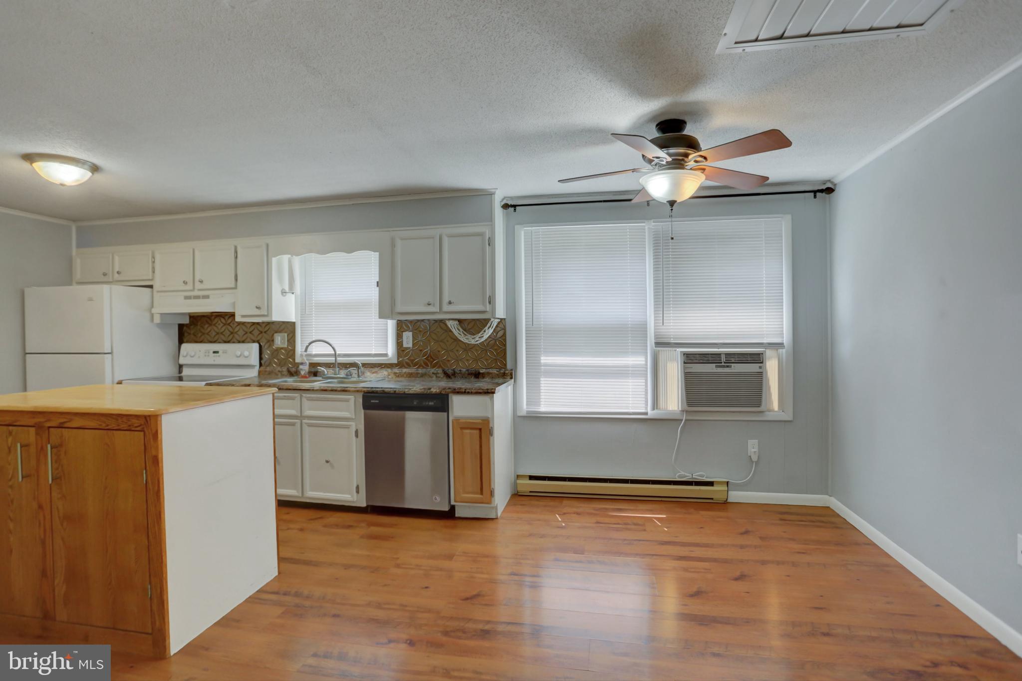 4795 Burkholder Road Chambersburg, PA 17202 - Photo 2 of 30 larg eat in kitchen