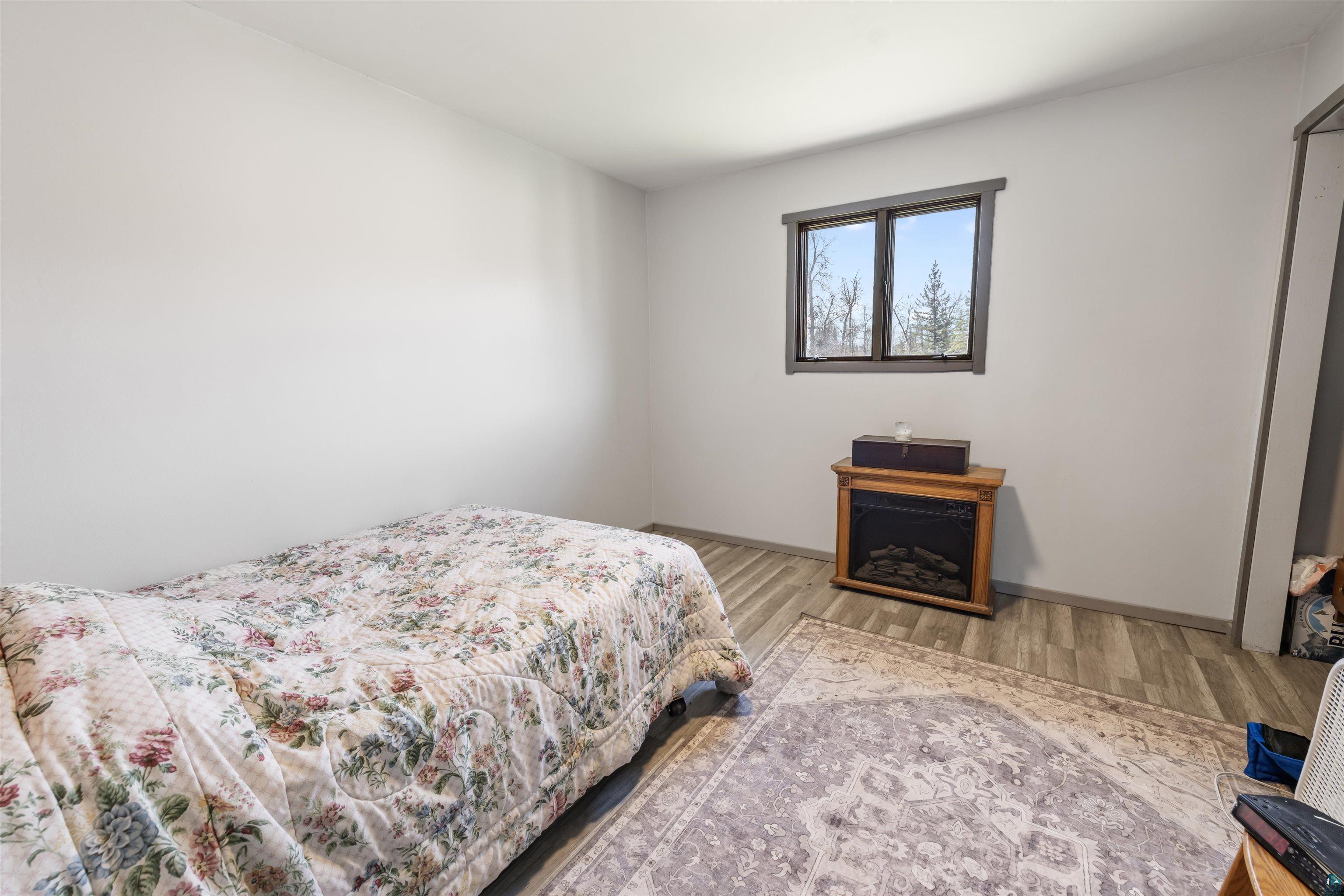 40139 County Road 251 Cohasset, MN 55721 - Photo 19 of 50 Bright room featuring light laminate flooring and a window with dark trim
