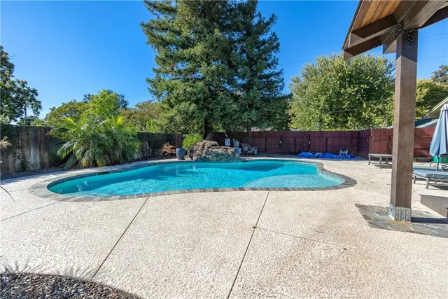 a view of a backyard