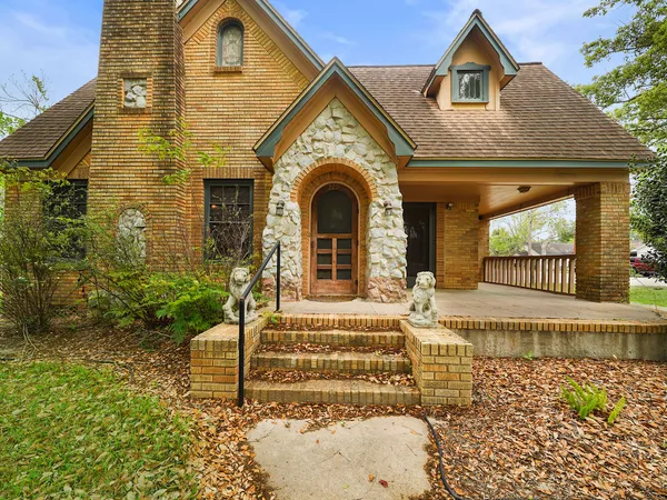 $400,000 | 229 East Cedar Street, Angleton, TX 77515