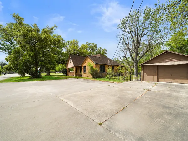 $400,000 | 229 East Cedar Street, Angleton, TX 77515