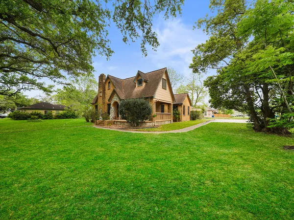 $400,000 | 229 East Cedar Street, Angleton, TX 77515