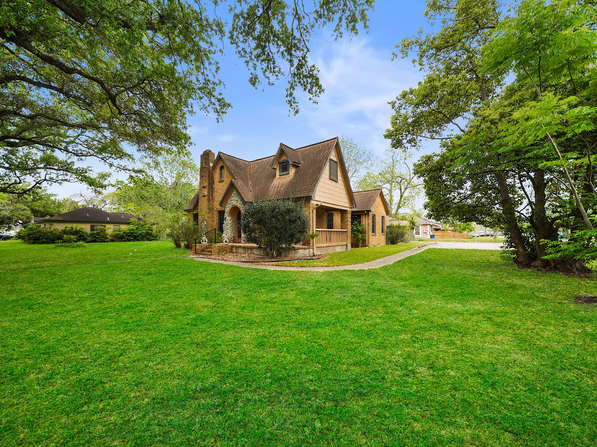 229 East Cedar Street Angleton, TX 77515 - Photo 3 of 25