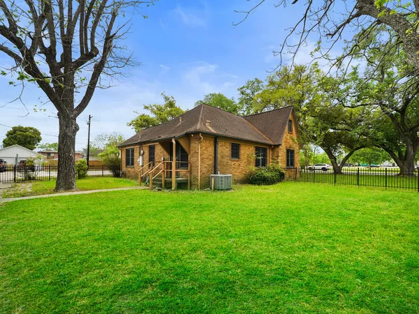 $400,000 | 229 East Cedar Street, Angleton, TX 77515