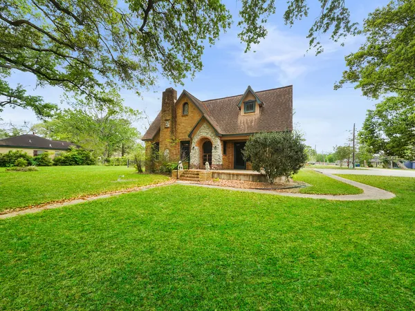 $400,000 | 229 East Cedar Street, Angleton, TX 77515