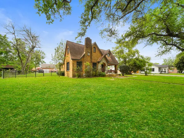$400,000 | 229 East Cedar Street, Angleton, TX 77515