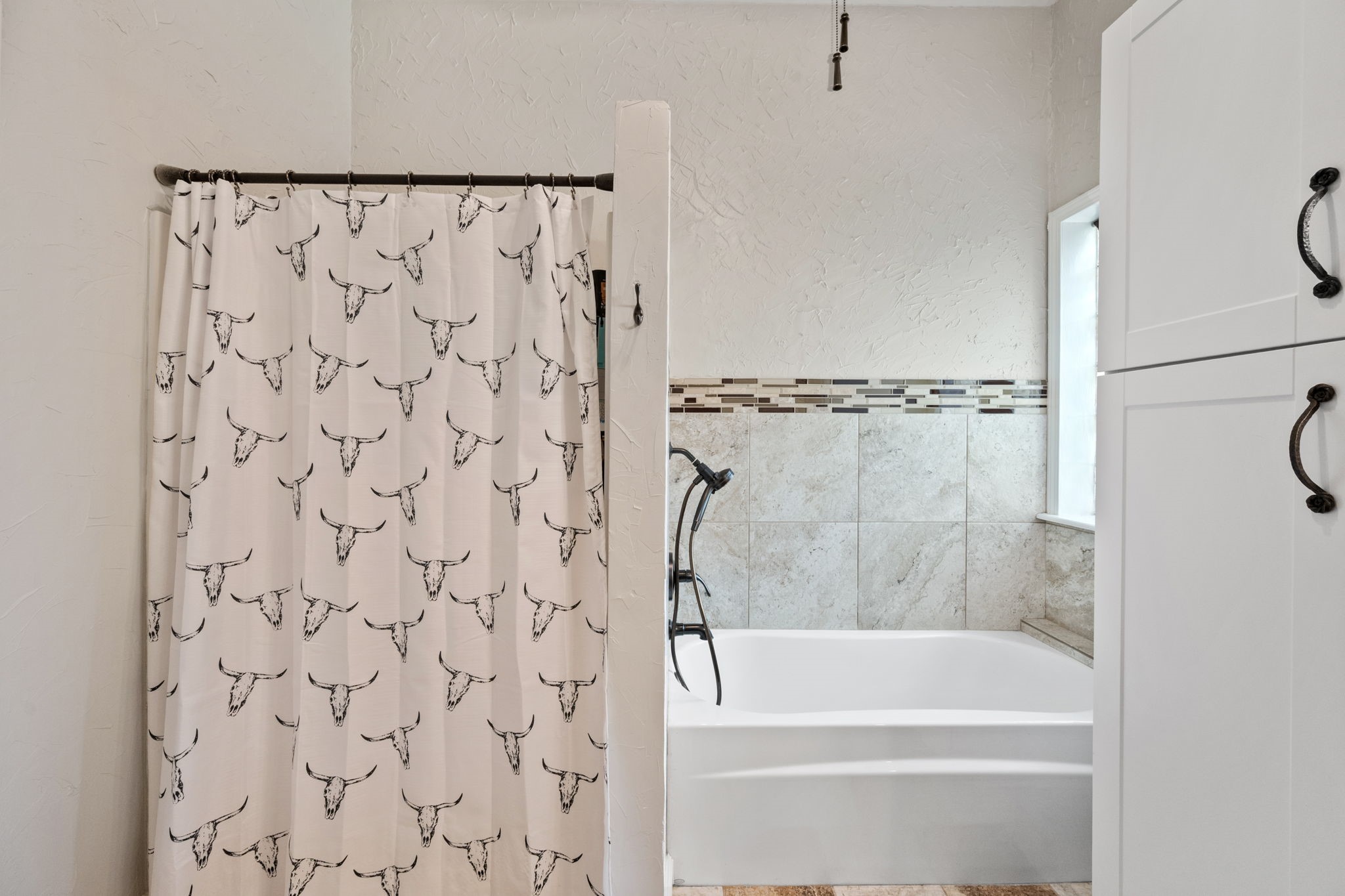 5809 Cajun Way Baytown, TX 77523 - Photo 15 of 29 a bathroom with a shower and a bathtub