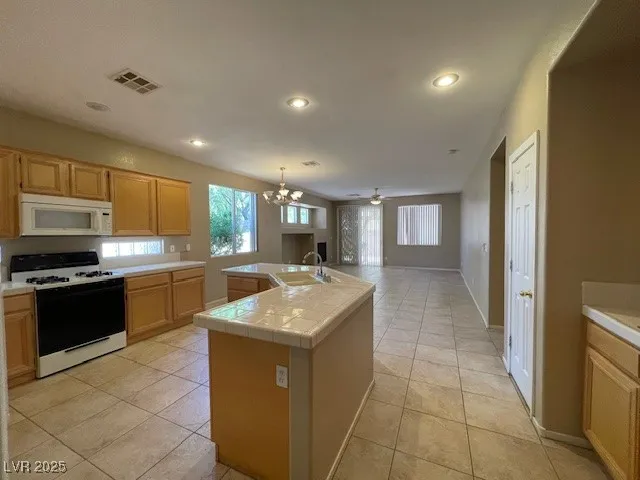 $2,100 | 926 Lloyd George Drive, Henderson, NV 89052
