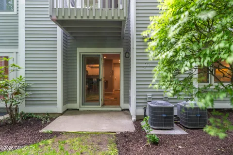 $475,000 | 351 Pemberwick Road, Unit 818, Greenwich, CT 06831