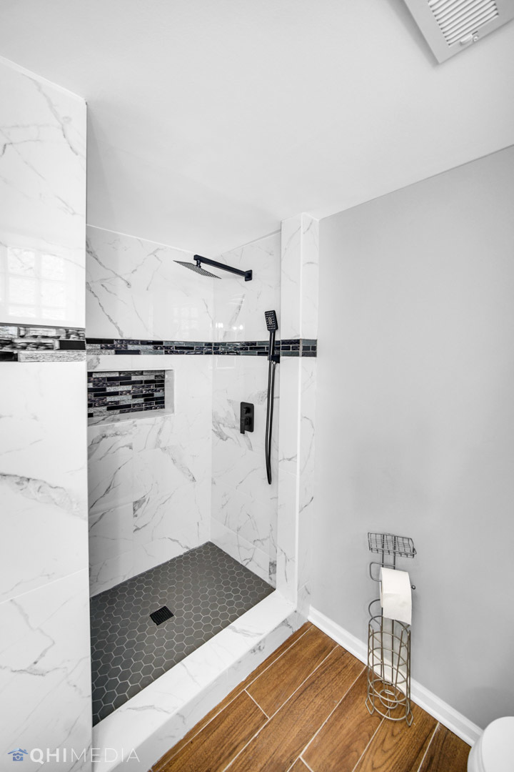 14601 Des Plaines Street Harvey, IL 60426 - Photo 14 of 21 a bathroom with a shower