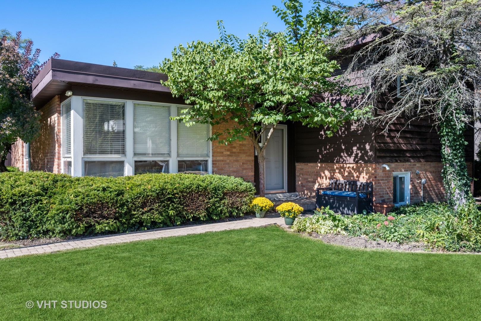 601 Romona Road Wilmette, IL 60091 - Photo 34 of 34 a front view of a house with a yard