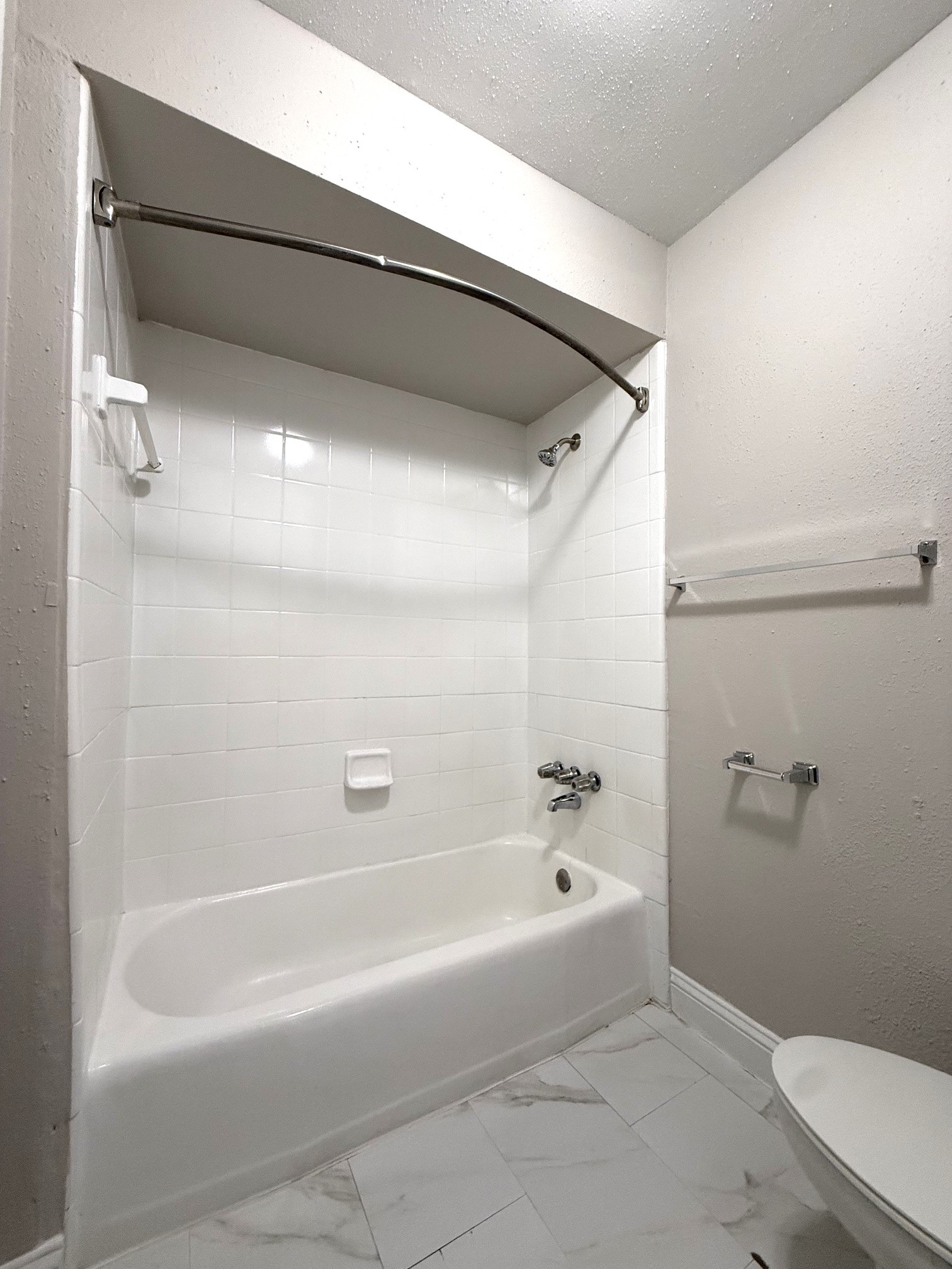 1518 Wirt Road, Unit 6 Houston, TX 77055 - Photo 11 of 14 a bathroom with a bathtub and toilet