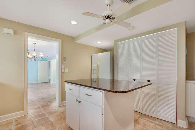 182 Beacon Lane Jupiter Inlet Colony, FL 33469 - Photo 36 of 41 182 Beacon Ln Jupiter FL 33469-small-040