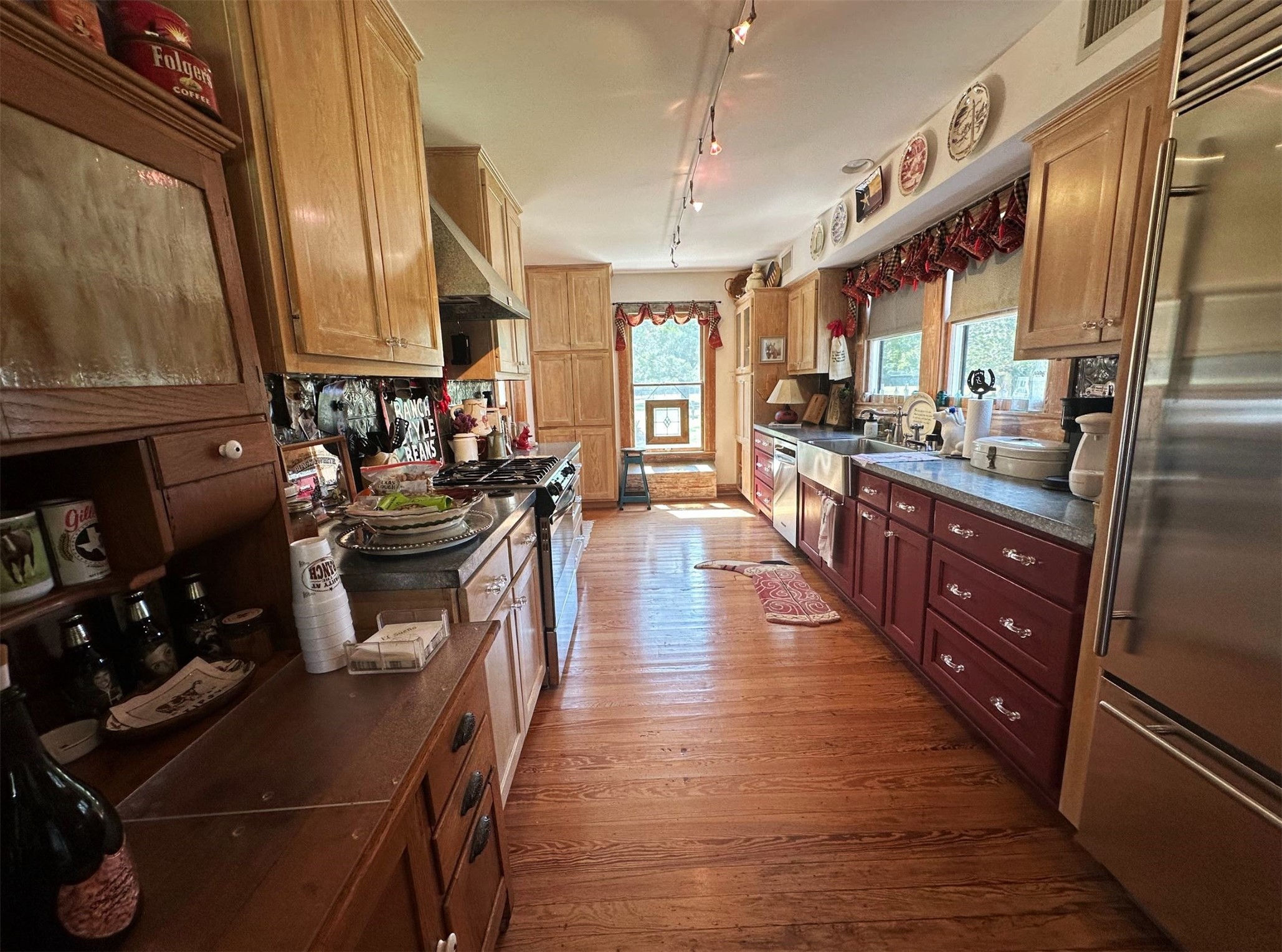 1325 Stalmach Road New Ulm, TX 78950 - Photo 37 of 50 Beautiful chef's kitchen with Thermador stove, sub-zero fridge and stainless farmhouse sink.