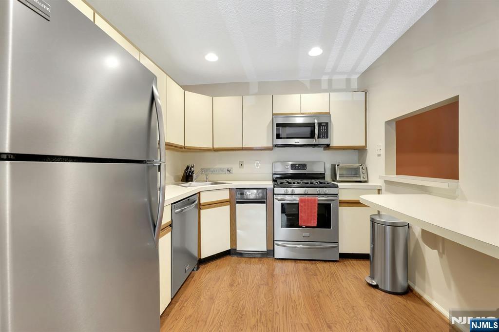 601 Lilac Lane Mahwah, NJ 07430 - Photo 8 of 30